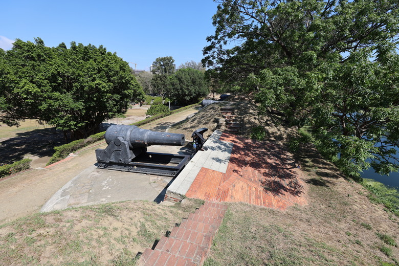 帶著R8的旅行 鷲嶺食肆 原台南測候所 吳園藝文中心 臺南知事官邸 億載金城