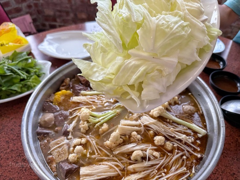 南投薑母鴨推薦，薑母鴨、胡椒全鴨還可以一鍋兩吃，山泉水養殖吳郭魚、現撈泰國蝦，埔里在地美食