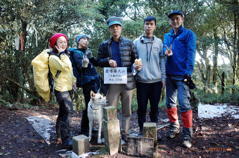 2020/12/26 霞喀羅大山、佐藤山，夜宿清泉天主堂，和April等山友一齊爬山