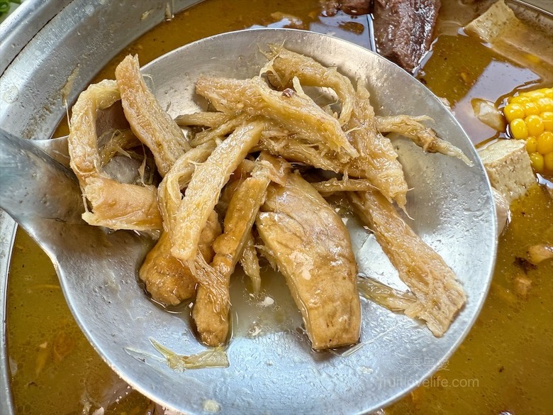 南投薑母鴨推薦，薑母鴨、胡椒全鴨還可以一鍋兩吃，山泉水養殖吳郭魚、現撈泰國蝦，埔里在地美食