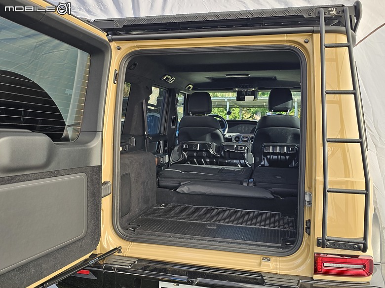 駕著Mercedes-Benz G 450 d來趟露營體驗，在城市與山林間恣意轉換的生活態度！