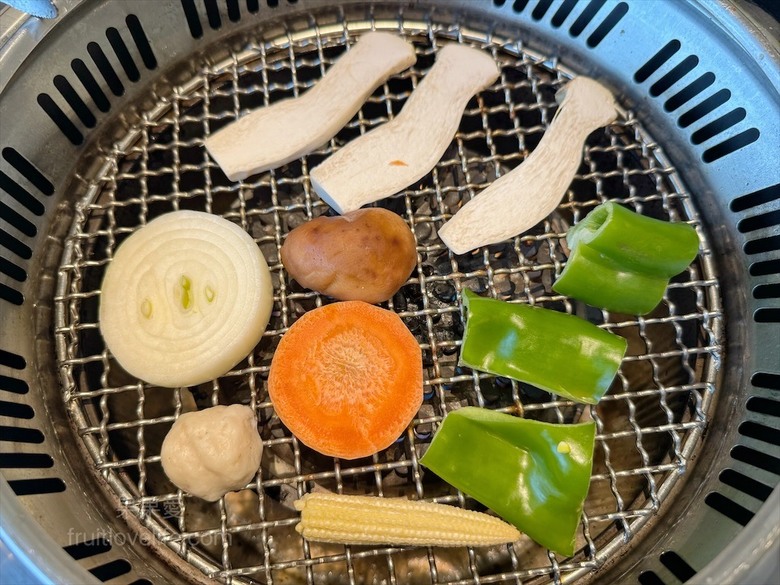 稻田美景燒肉店，套餐肉量十足，泰式沾醬超唰嘴又解膩