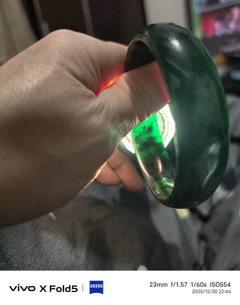 請問這個手鐲是什麼玉?不知道真假有收藏價值嗎