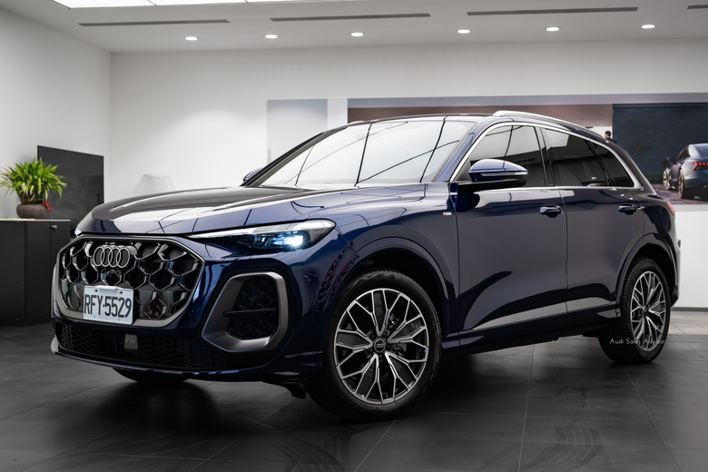 交車分享｜Audi Q5 TFSI quattro 150 kW S line｜金屬星際藍 Navarra Blue 2D