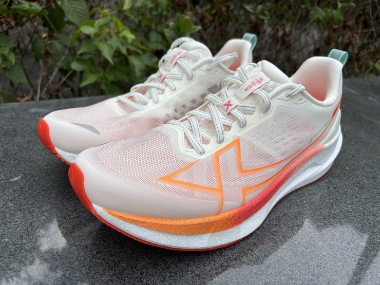 《跑鞋開箱》從耐磨跑鞋，到成熟的綜訓鞋，特步xtep「兩千公里 5.0」進化實測！