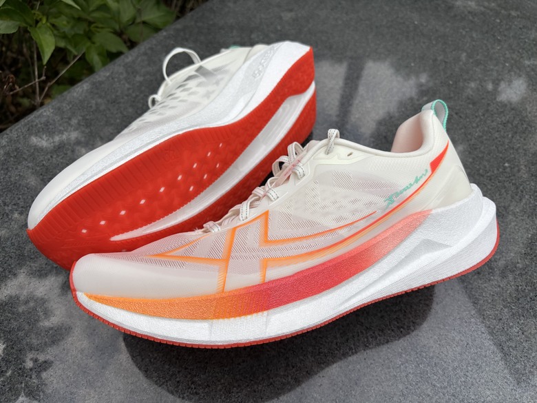 《跑鞋開箱》從耐磨跑鞋，到成熟的綜訓鞋，特步xtep「兩千公里 5.0」進化實測！