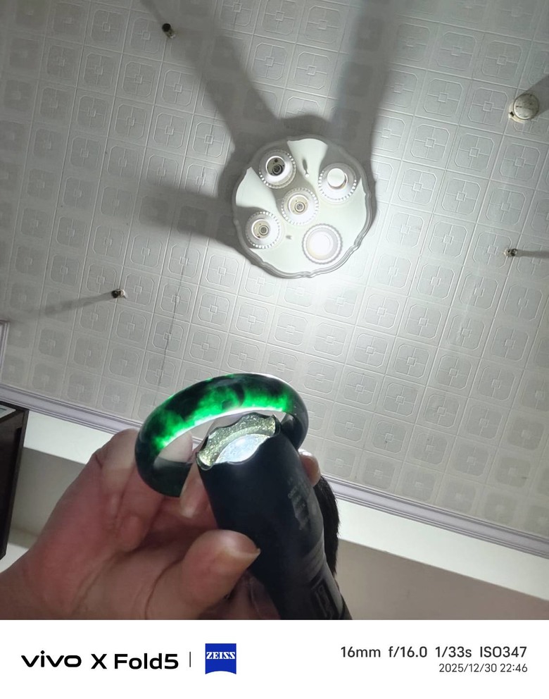 請問這個手鐲是什麼玉?不知道真假有收藏價值嗎