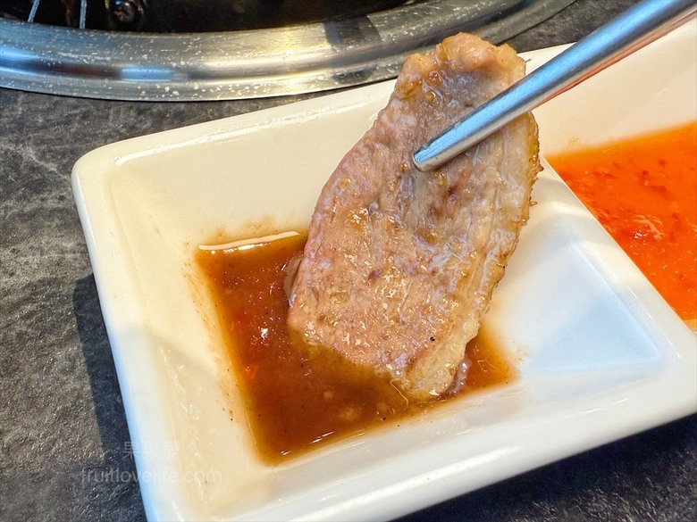 稻田美景燒肉店，套餐肉量十足，泰式沾醬超唰嘴又解膩