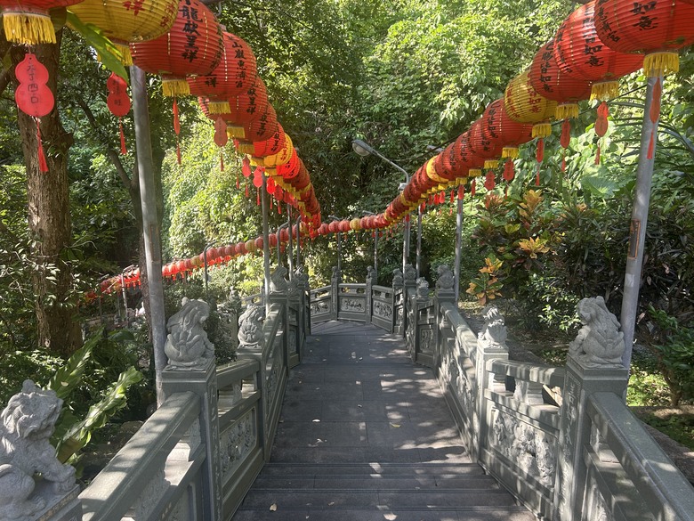 【小惡魔驫到成功】新春搭捷運，登走滿山古蹟的芝山岩步道