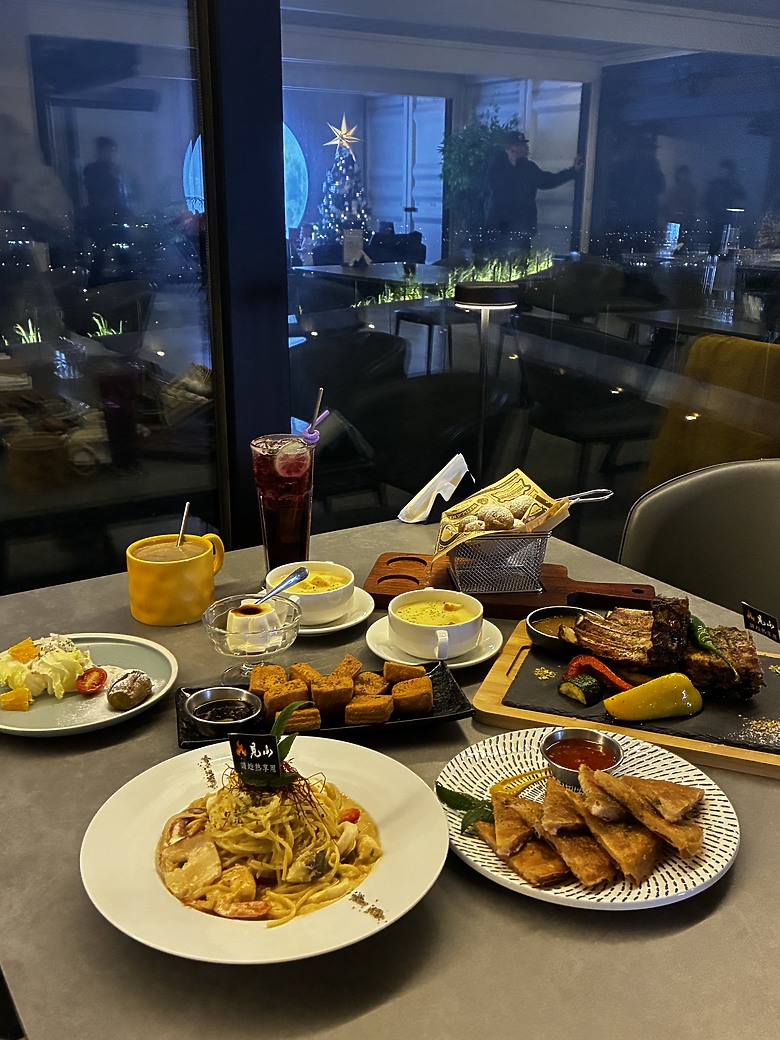 點我看大圖 【探店分享】 桃園龍潭超讚夜景 | 見山景觀咖啡廳