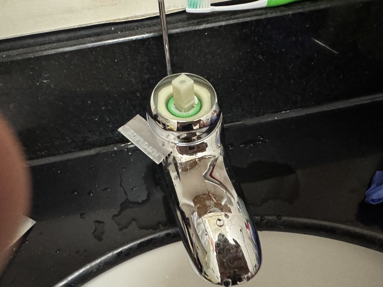 台灣水電工的日常-（終於完工）臉盆龍頭陶瓷軸心更換&陶瓷軸心分解保養+拉桿式落水頭墊片更換！
