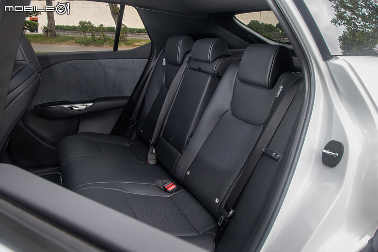 Lexus RZ 550e F Sport 小改款試駕|性能、續航大躍進,線傳轉向添樂趣!