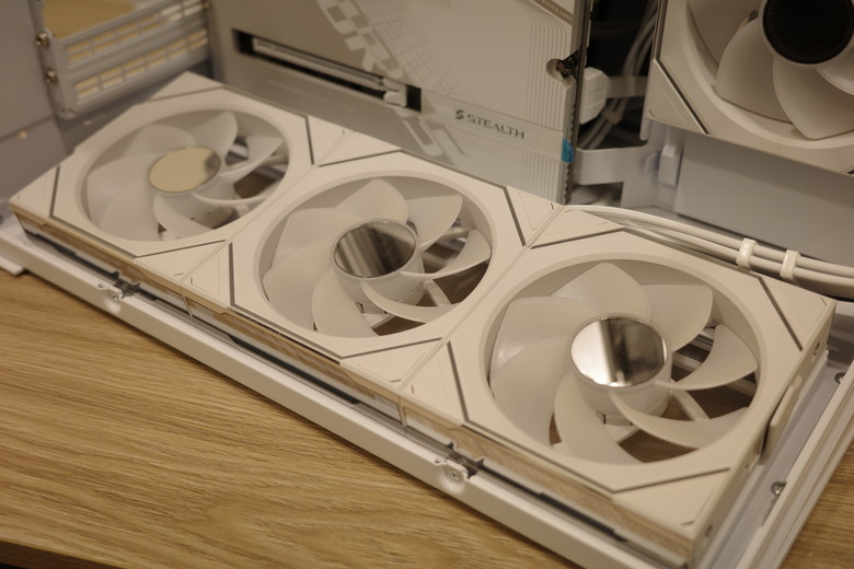 B850 Aorus Stealth ICE 開箱 與O11D Mini V2背插體驗