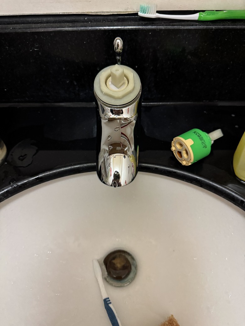 台灣水電工的日常-（終於完工）臉盆龍頭陶瓷軸心更換&陶瓷軸心分解保養+拉桿式落水頭墊片更換！
