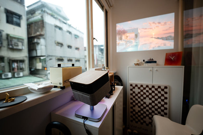 【評測】家裡最值得存在的那件科技傢俱：Epson EF-72 美學投影機