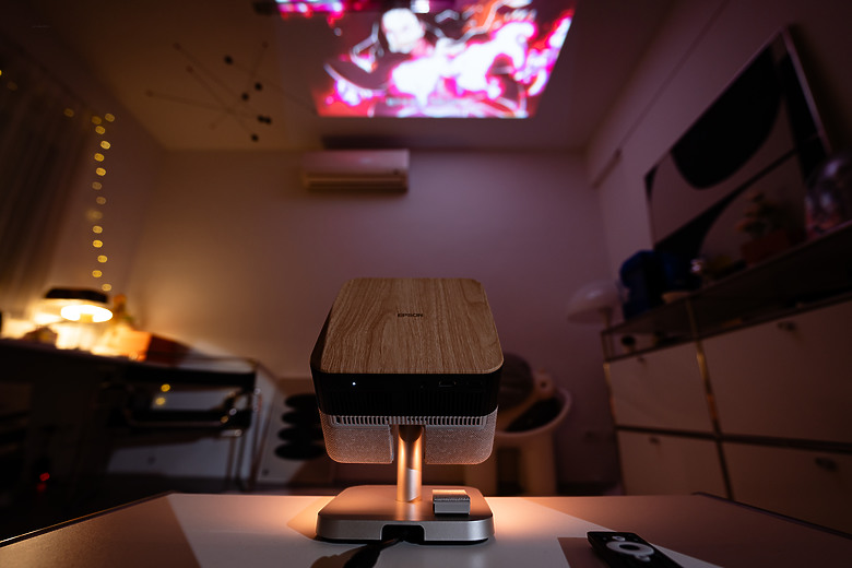 【評測】家裡最值得存在的那件科技傢俱：Epson EF-72 美學投影機