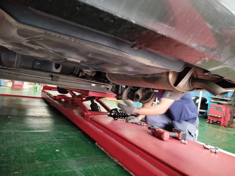 2010年10.5代 Altis 更換外場KYB黑桶前避震器+原廠後避震器