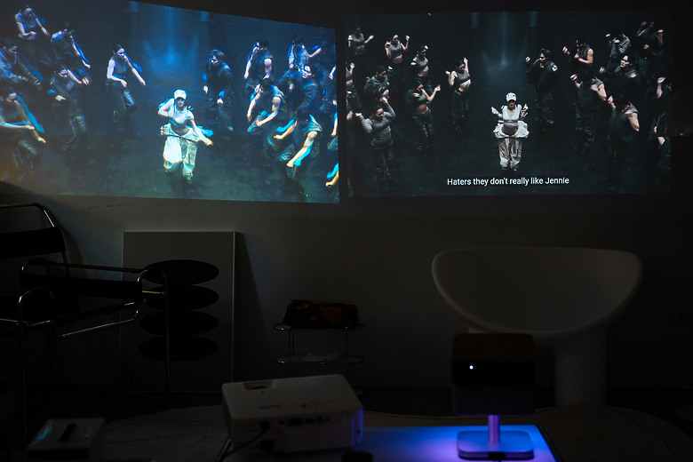 【評測】家裡最值得存在的那件科技傢俱：Epson EF-72 美學投影機