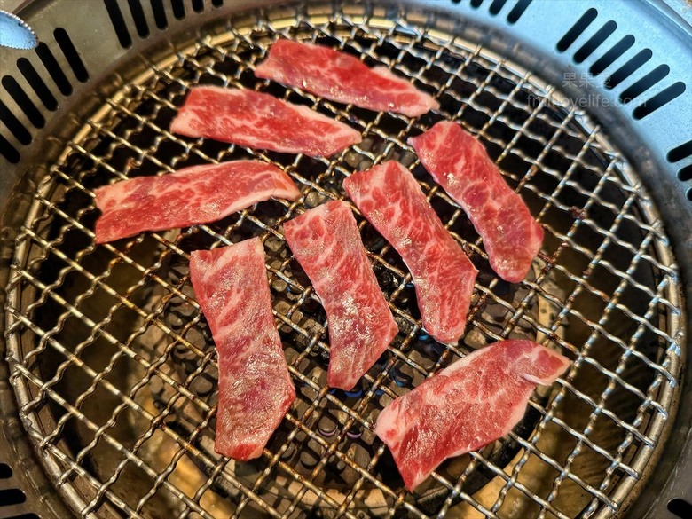 稻田美景燒肉店，套餐肉量十足，泰式沾醬超唰嘴又解膩