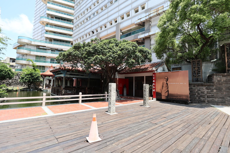 帶著R8的旅行 鷲嶺食肆 原台南測候所 吳園藝文中心 臺南知事官邸 億載金城