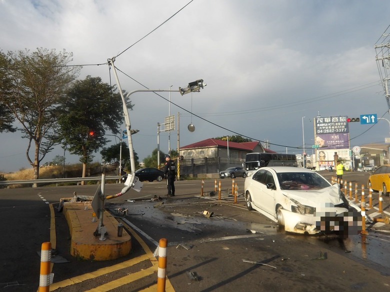 撞擊畫面曝光!台中車禍拉斷兩根號誌桿