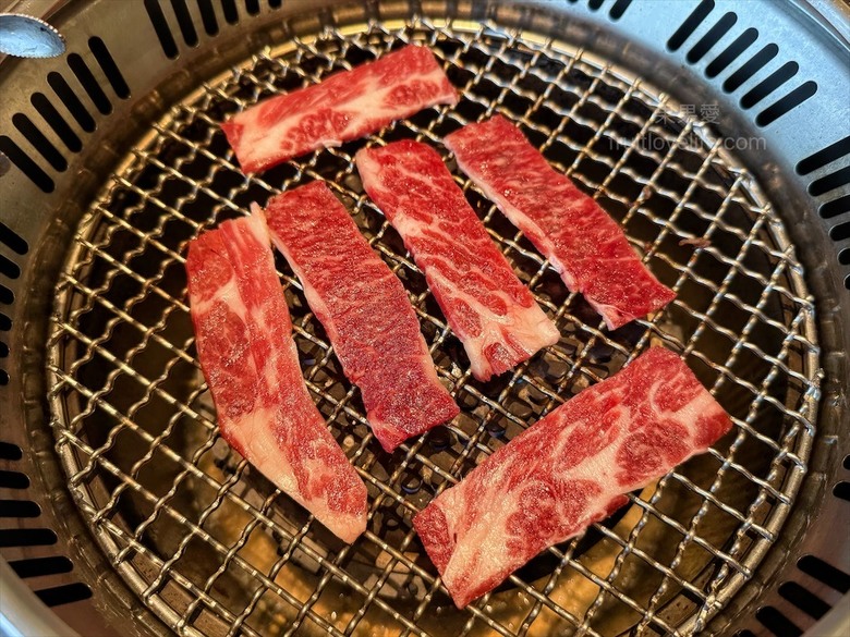 稻田美景燒肉店，套餐肉量十足，泰式沾醬超唰嘴又解膩