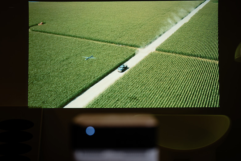 【評測】家裡最值得存在的那件科技傢俱：Epson EF-72 美學投影機