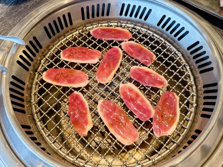 稻田美景燒肉店，套餐肉量十足，泰式沾醬超唰嘴又解膩