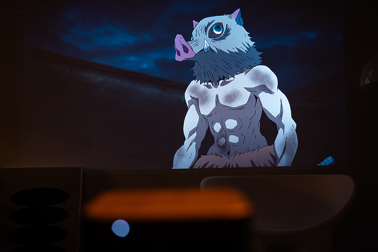 【評測】家裡最值得存在的那件科技傢俱：Epson EF-72 美學投影機