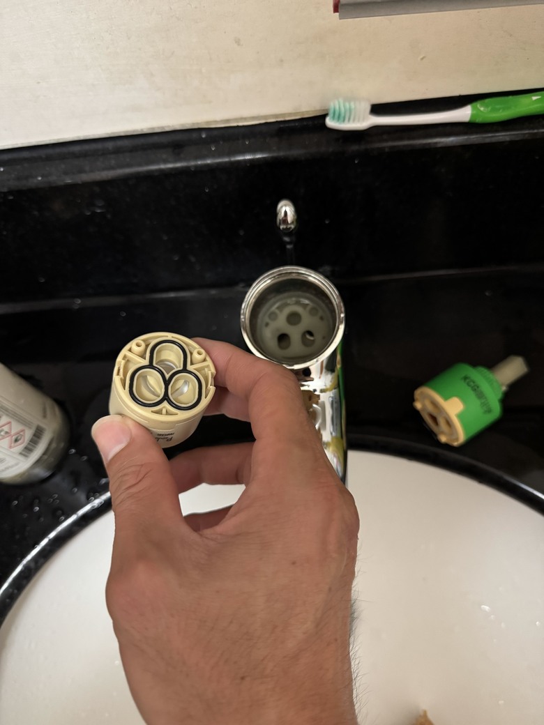 台灣水電工的日常-（終於完工）臉盆龍頭陶瓷軸心更換&陶瓷軸心分解保養+拉桿式落水頭墊片更換！
