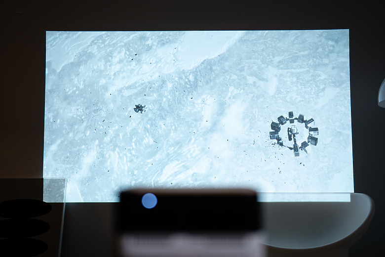 【評測】家裡最值得存在的那件科技傢俱：Epson EF-72 美學投影機