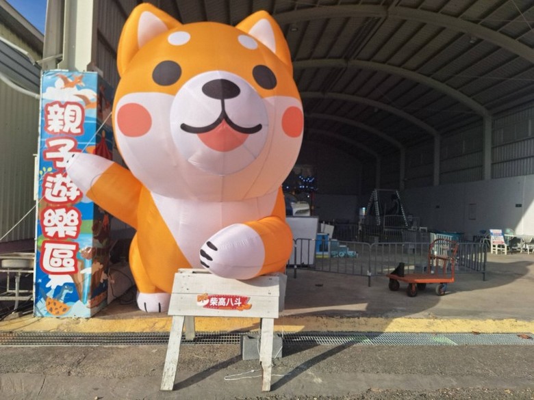 台南超萌新地標！巨型柴犬「鹹DOG DOG」攻佔七股鹽山！