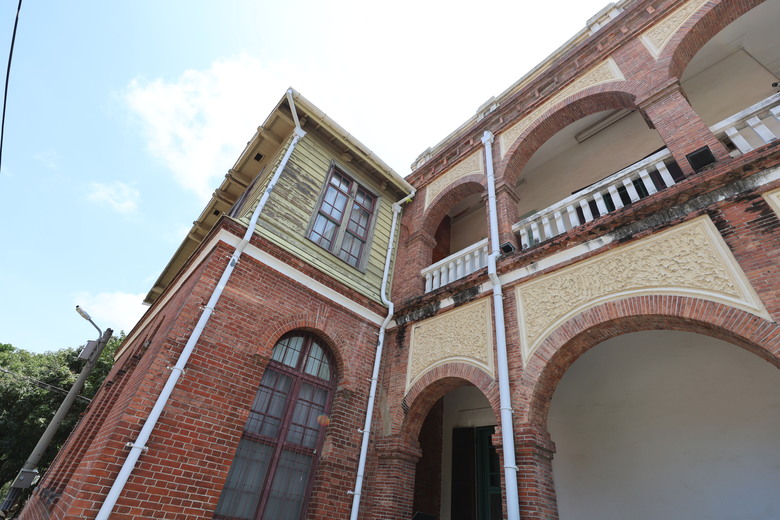 帶著R8的旅行 鷲嶺食肆 原台南測候所 吳園藝文中心 臺南知事官邸 億載金城