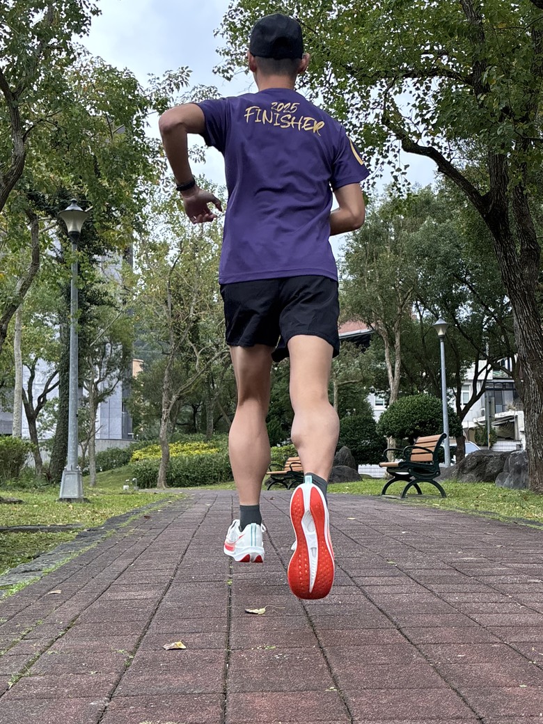 《跑鞋開箱》從耐磨跑鞋，到成熟的綜訓鞋，特步xtep「兩千公里 5.0」進化實測！