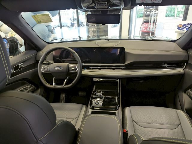 [心得] 展間賞Ford Territory 油電版，空間真的大...