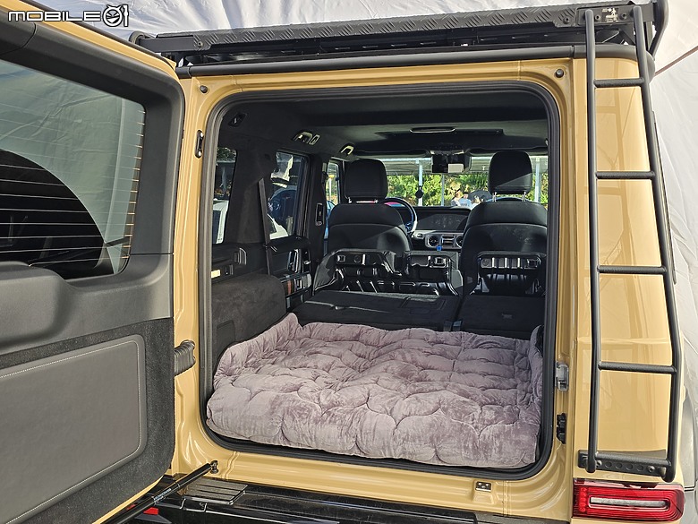 駕著Mercedes-Benz G 450 d來趟露營體驗，在城市與山林間恣意轉換的生活態度！