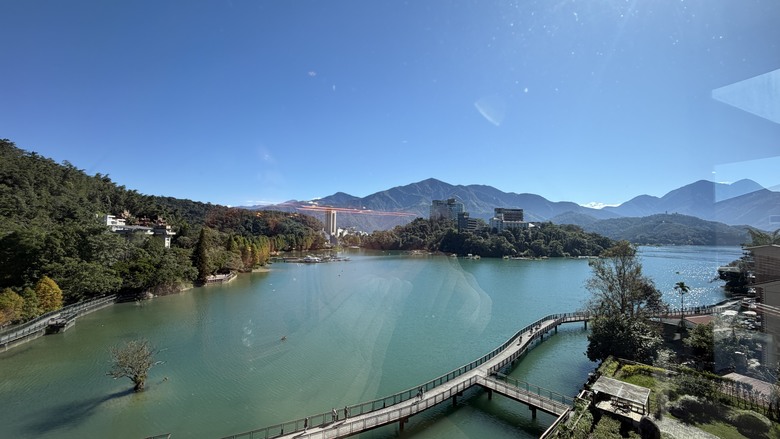 日月潭湖景第一排到底差在哪?從門窗角度開箱「日月灣民宿」