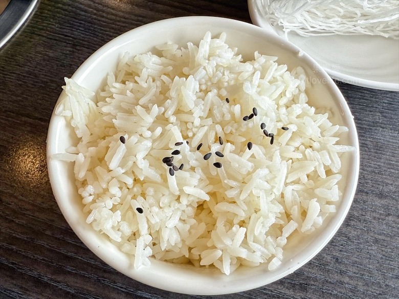 田野間超人氣泰式燒烤火鍋,湯頭三吃、高品質肉品、寵物友善、無服務費