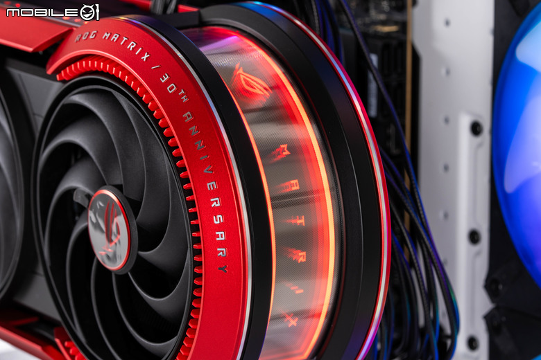 ROG Matrix Platinum GeForce RTX 5090 顯示卡開箱實測 集 30 周年經驗大成的頂級遊戲效能輸出者