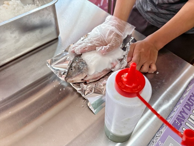新鮮現烤魚，獨家蔥蒜醬汁、肉質Q嫩、味道鮮甜，外帶內用都好吃