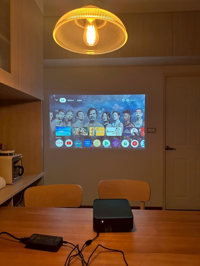 和新家的輕巧簡約融為一體，Epson EF-62N投影機開箱