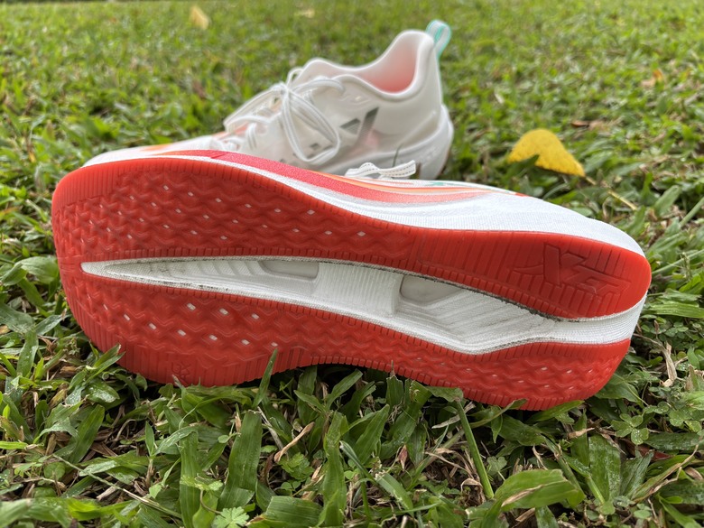 《跑鞋開箱》從耐磨跑鞋，到成熟的綜訓鞋，特步xtep「兩千公里 5.0」進化實測！