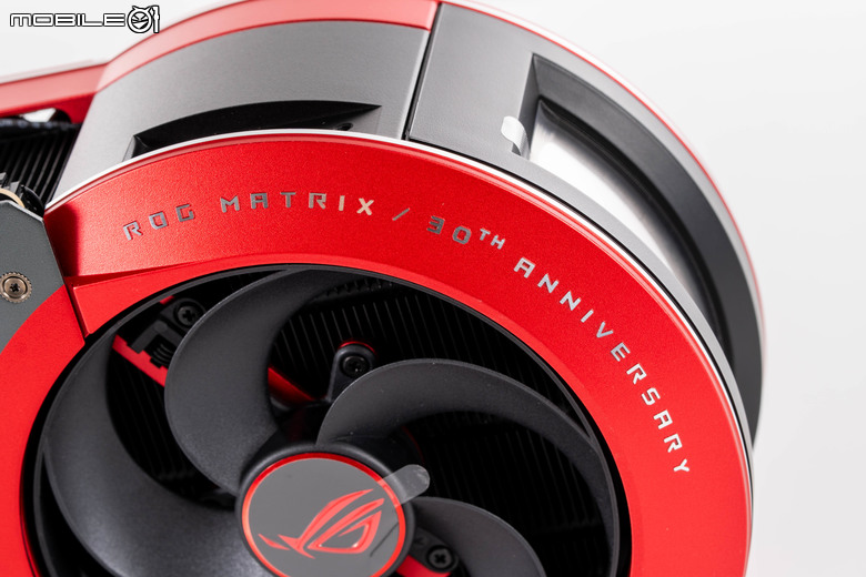 ROG Matrix Platinum GeForce RTX 5090 顯示卡開箱實測 集 30 周年經驗大成的頂級遊戲效能輸出者