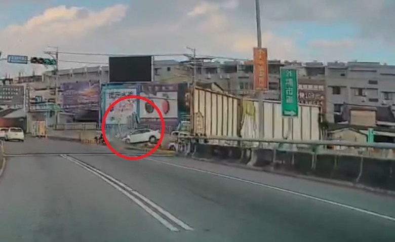 撞擊畫面曝光!台中車禍拉斷兩根號誌桿