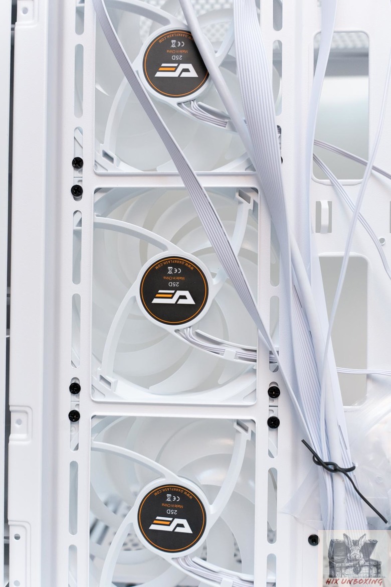 點我看大圖 全曲玻璃,全景感受 darkFlash大飛DS900G