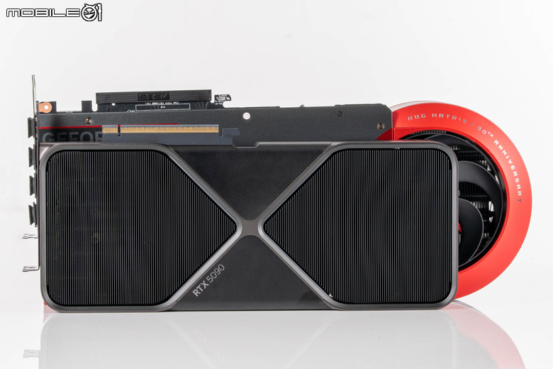 ROG Matrix Platinum GeForce RTX 5090 顯示卡開箱實測 集 30 周年經驗大成的頂級遊戲效能輸出者