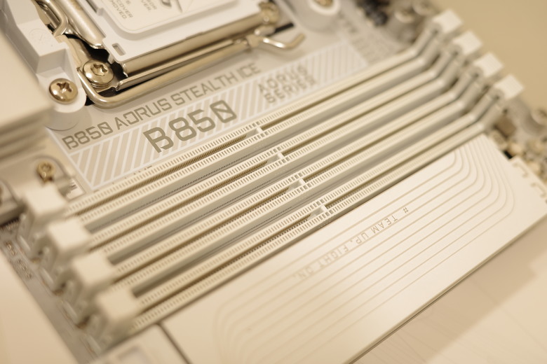 B850 Aorus Stealth ICE 開箱 與O11D Mini V2背插體驗