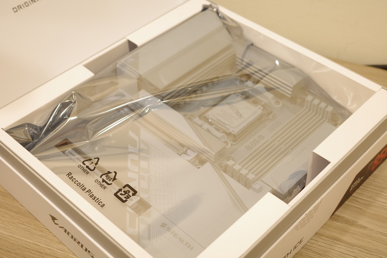 B850 Aorus Stealth ICE 開箱 與O11D Mini V2背插體驗