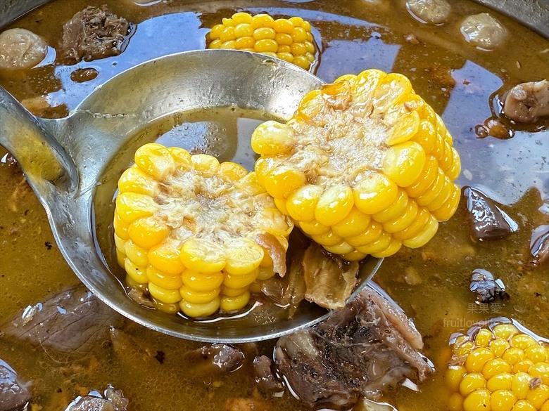 南投薑母鴨推薦，薑母鴨、胡椒全鴨還可以一鍋兩吃，山泉水養殖吳郭魚、現撈泰國蝦，埔里在地美食