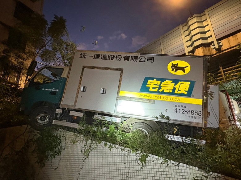 黑貓暴衝，女行人驚險一瞬間人生跑馬燈，駕駛自稱恍神